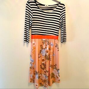 EGS 3/4 SLEEVE BLACK WHITE STRIPED FLORAL DRESS SIZE MEDIUM STRETCH FLOWY